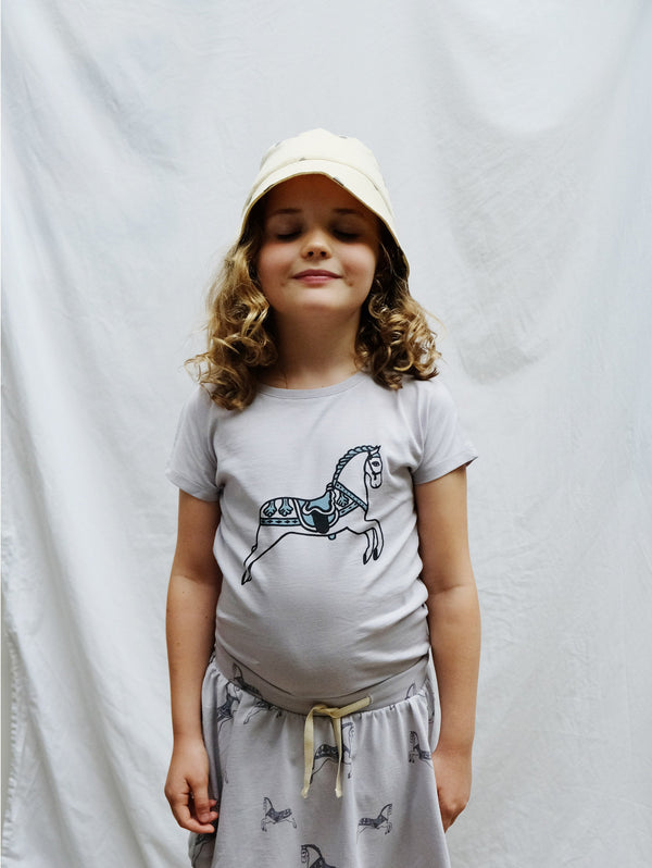 Light and airy top with round neck and shot sleeves. Fun and retro horse handmade print at front. Made of 100% organic cotton. 