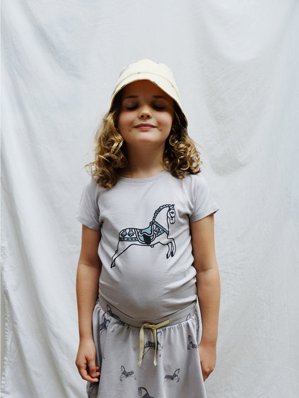 Light and airy top with round neck and shot sleeves. Fun and retro horse handmade print at front. Made of 100% organic cotton.