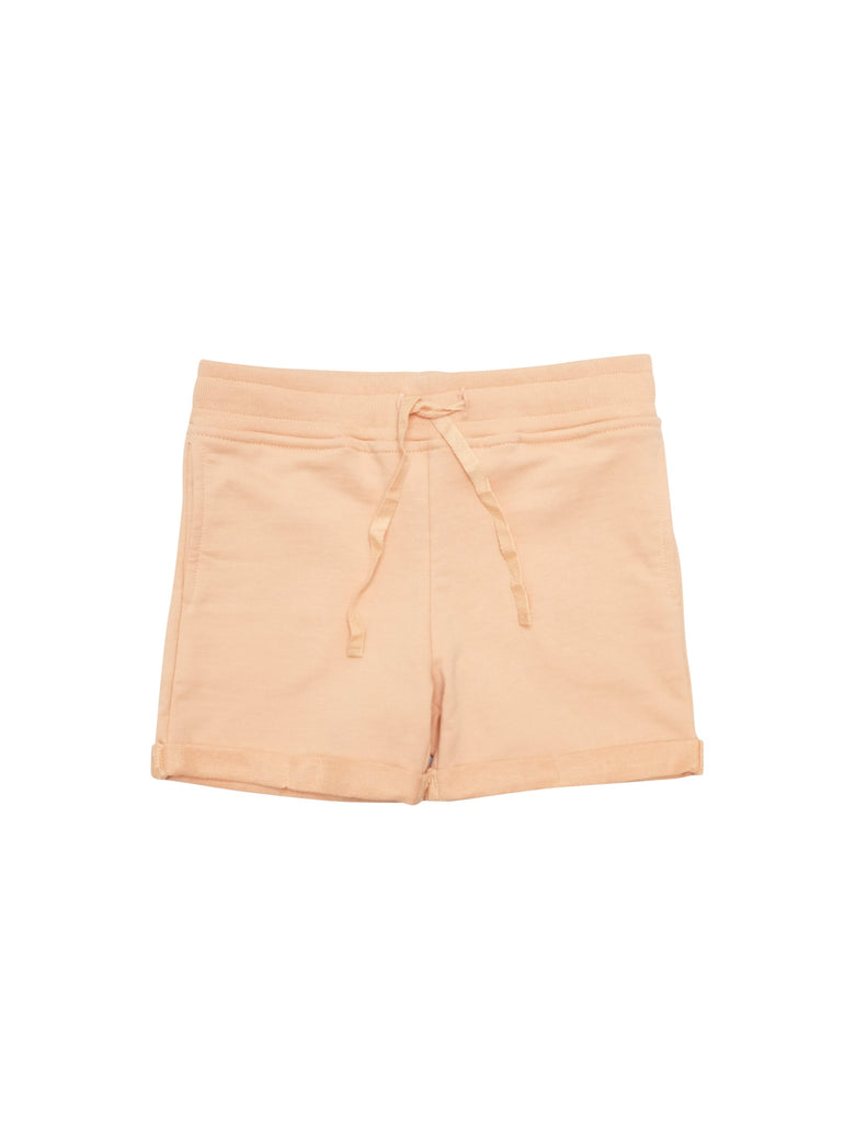 Shorts in organic cotton italian sweatshirt fabric in eartly coral colour. Unisex model that works equally well for younger and older kids. Ribbed waist with herringbone drawstring. Small fold-up at leg.