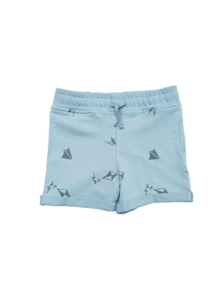 Blue shorts with all over kite print in organic cotton. Comfortable rib at waist with drawstring for an adjustable waist. Unisex model with small fold-up at leg.