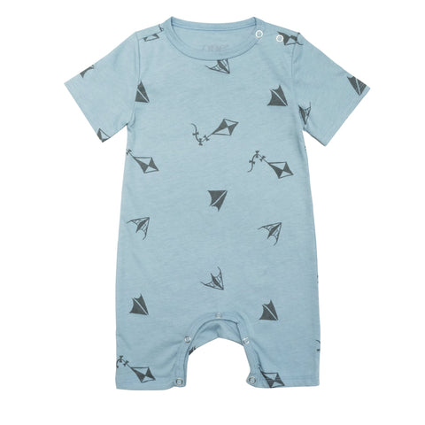 Summer suit with short sleeves and short legs. Snapbuttons around crotch and shoulders for easy and comfortable dressing. Grey kite print on soft blue organic cotton jersey. Super sweet light and airy summer suit for those hot summer days. Printed logo and sizing information at back.
