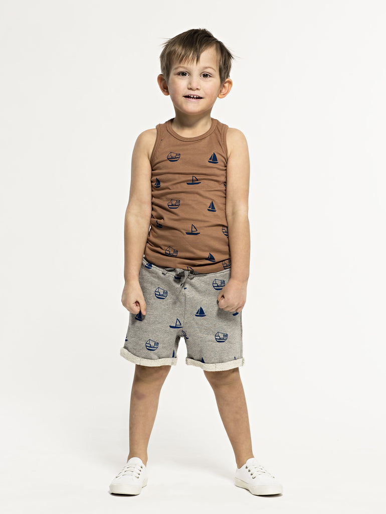 SS19 spring collection from One We Like made of 100% organic cotton. Sweatshirt Shorts with ribbed waist and adjustable string at the waist. Small fold by the legs. All over prints with boats