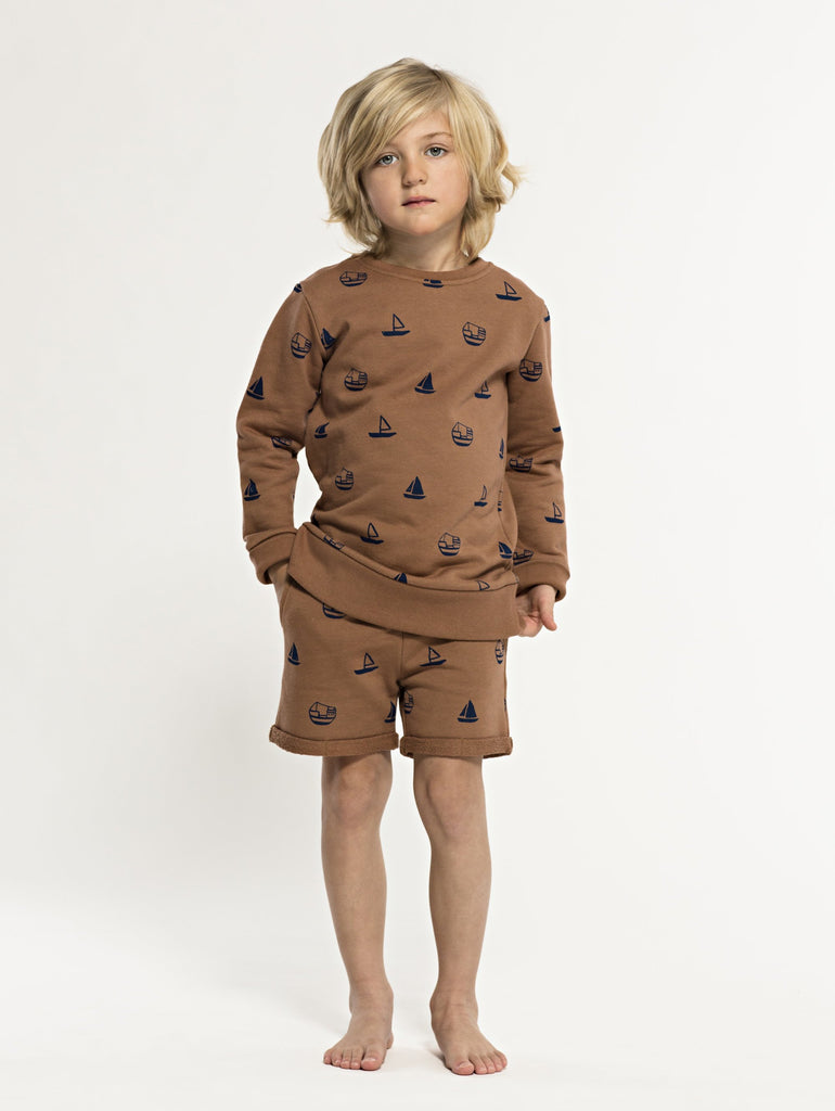 SS19 spring collection from One We Like made of 100% organic cotton. Sweatshirt with round neck. Boat prints all over.