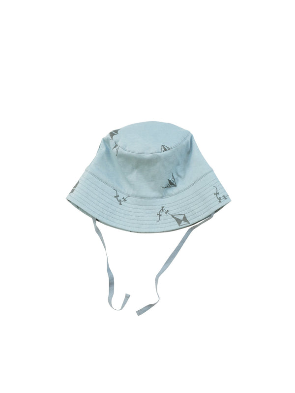 Keep your head cool with our summer bucket hat with all over Kite print. Size XS and S has hearingbone string that can be tied under the chin. Made of 100% organic cotton in Portugal.