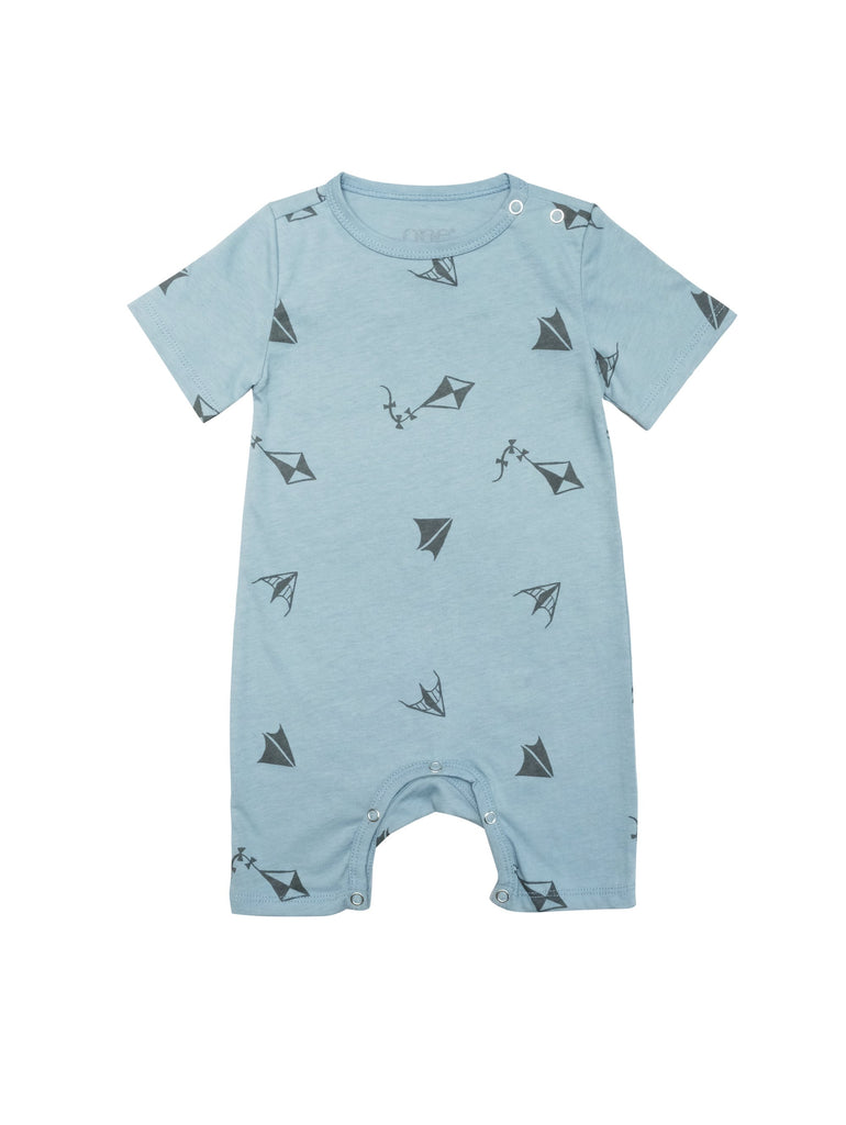 Summer suit with short sleeves and short legs. Snapbuttons around crotch and shoulders for easy and comfortable dressing. Grey kite print on soft blue organic cotton jersey. Super sweet light and airy summer suit for those hot summer days. Printed logo and sizing information at back.